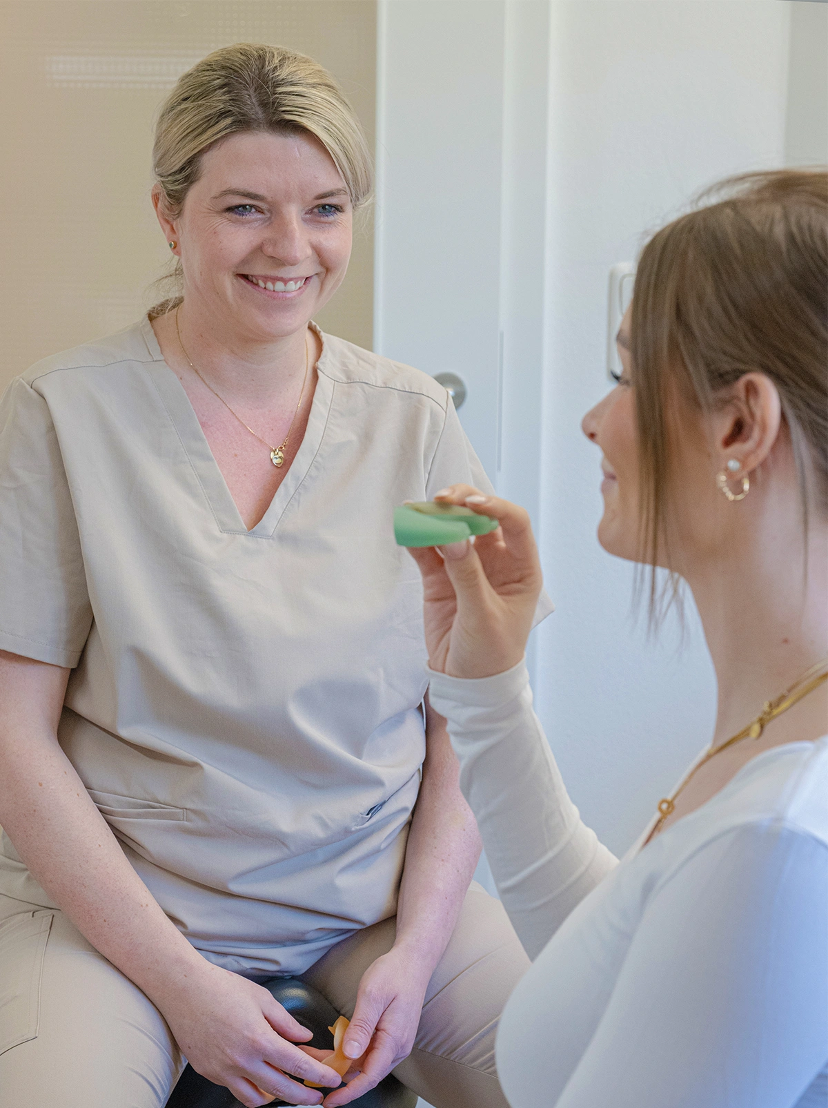 Patientin mit Dentosophie-Balancer bei Dr. Riedl in Tittling