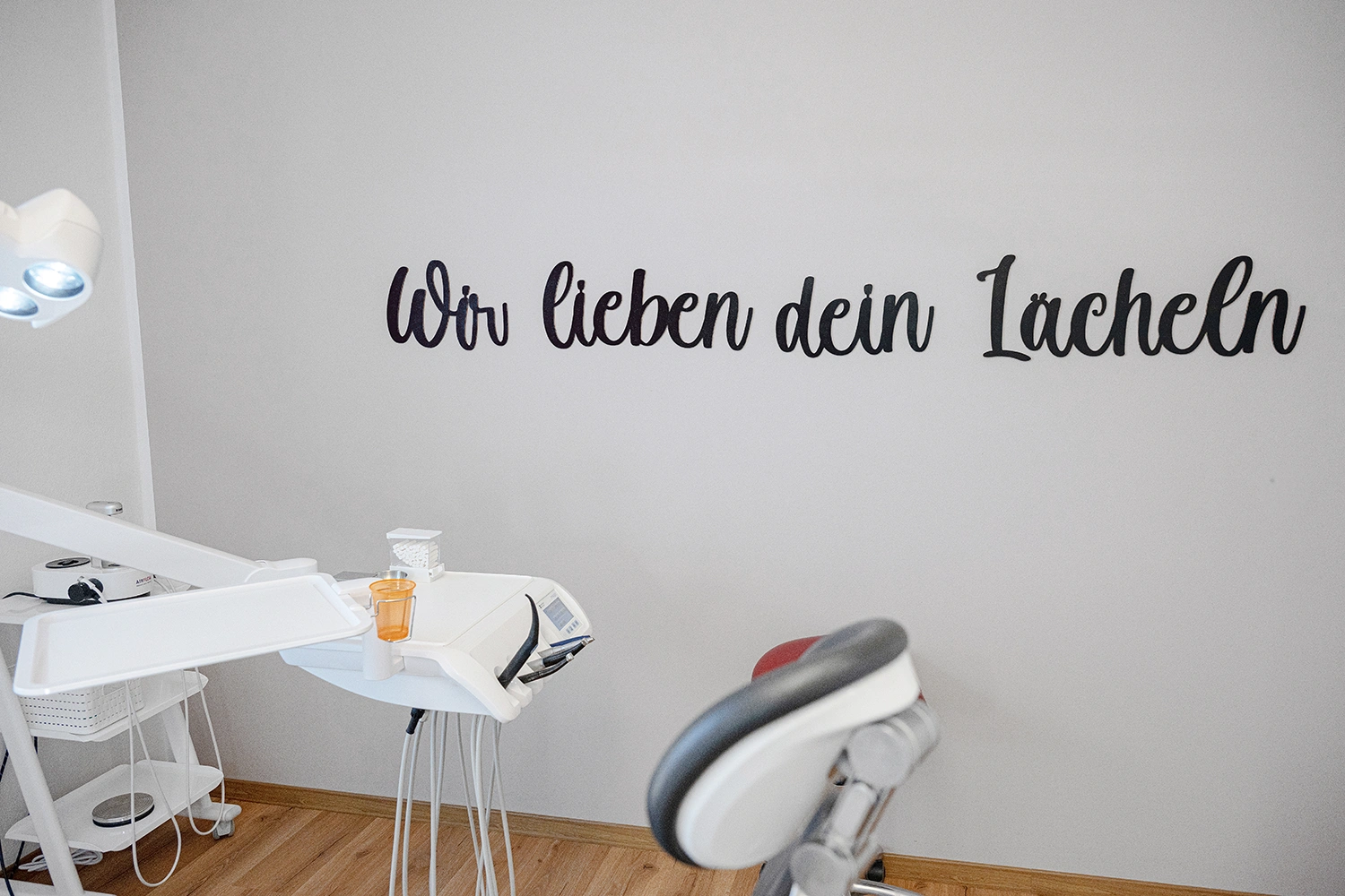 Behandlungszimmer der Zahnarztpraxis Dr. Riedl in Tittling mit modernem Dentalstuhl