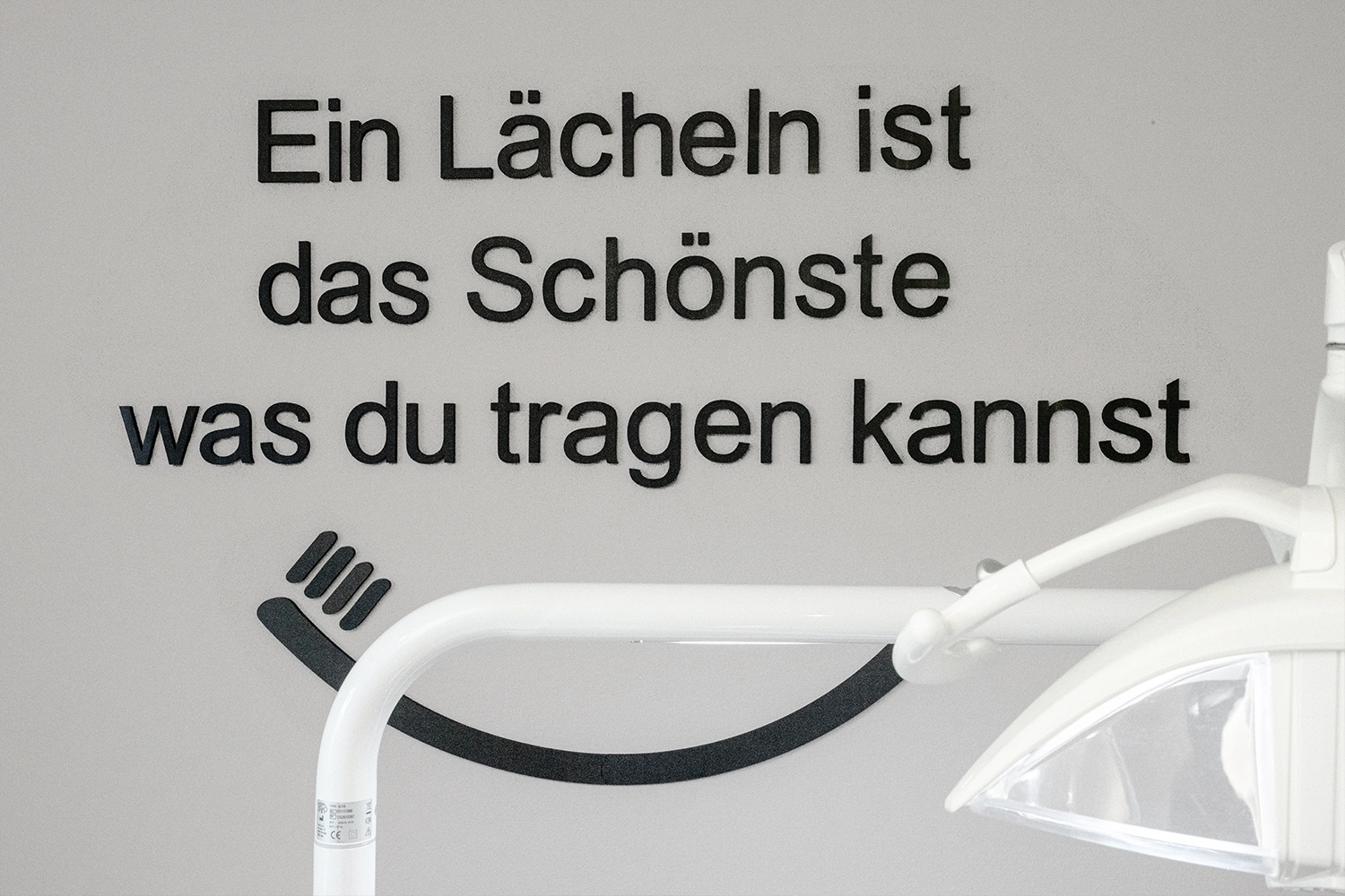 Inspirierende Wandgestaltung im Behandlungsraum der Dentosophie Praxis Dr. Riedl in Tittling